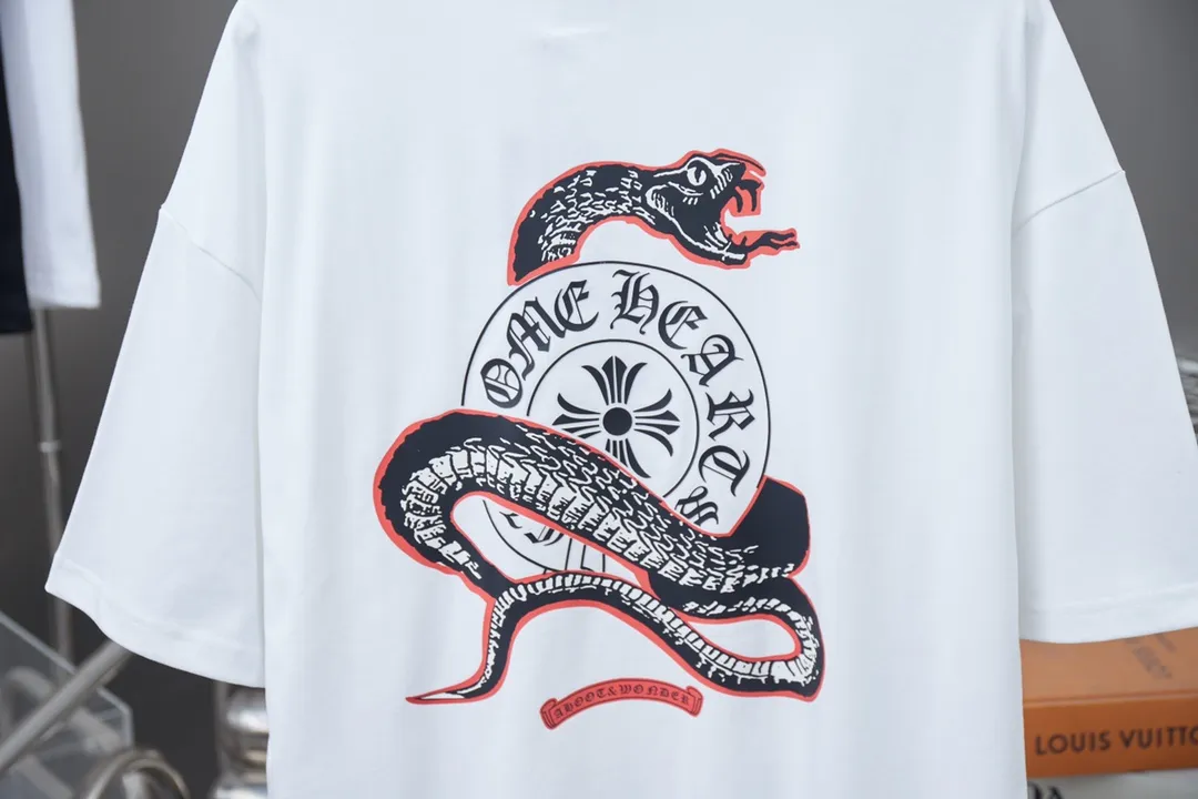 🅿️200 Ch*ome Hearte 25SS early spring new style Crow Heart Year of the Snake limited short-sleeved style Light luxury essential item for daily commuting for men and women Correct version Welcome to compare Detailed features · 320g 100% pure cotton double yarn jersey fabric · Custom dyed in the same cylinder, special thickened 32 count double-ply 1X1 thread · Year of the Snake limited edition print ➕ thick version letter logo · Double-needle sewing and cross-seam technology · Original main mark, washed tag, brand moisture-proof paper packaging Color: black/white Size: S/M/L/XL
